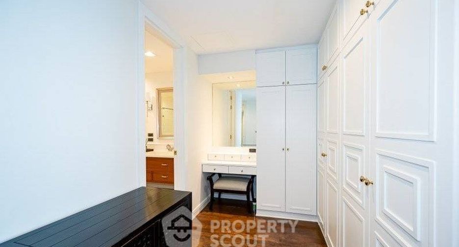 For rent 4 bedrooms condo in Pathum Wan, Bangkok