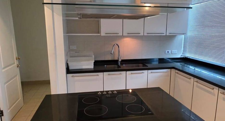 For rent 3 bedrooms condo in Pathum Wan, Bangkok