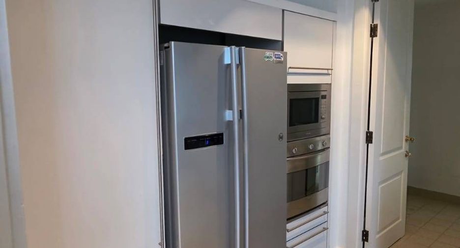 For rent 3 bedrooms condo in Pathum Wan, Bangkok