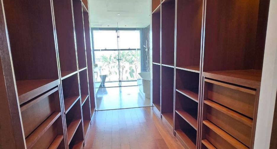 Condo en alquiler de 3 habitaciones en Yan Nawa, Bangkok