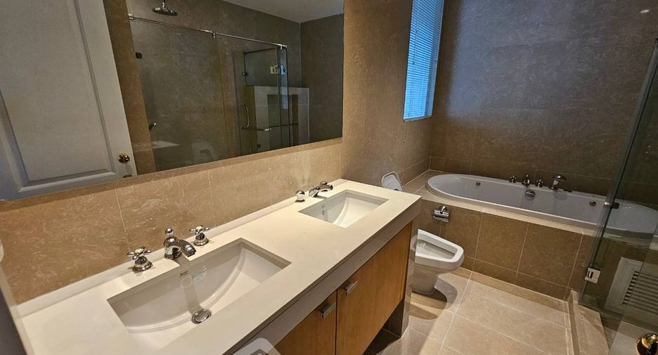 For rent 3 bedrooms condo in Pathum Wan, Bangkok