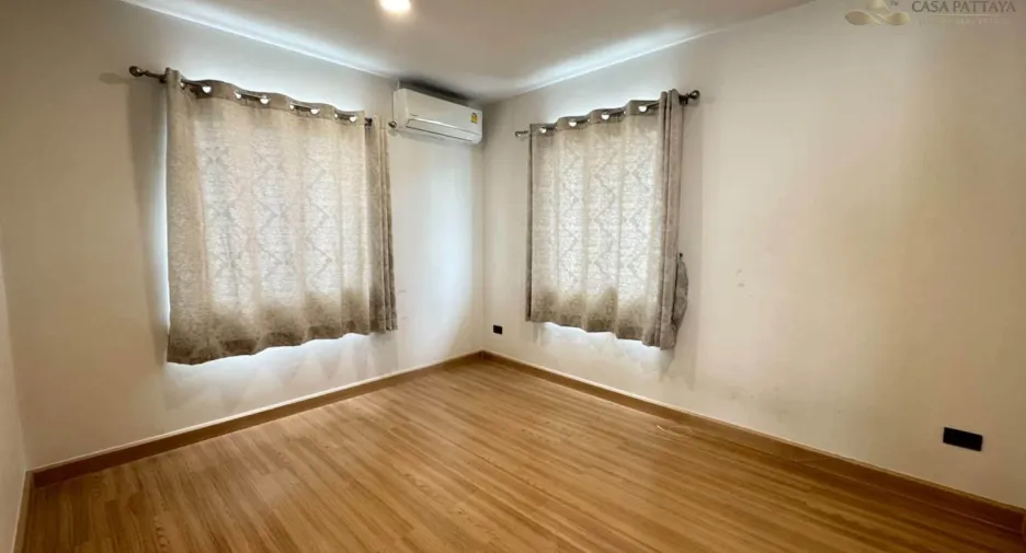 Продажа 4 спальни дом в Si Racha, Чонбури