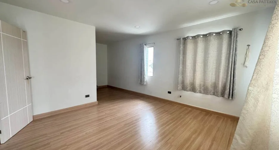 Продажа 4 спальни дом в Si Racha, Чонбури