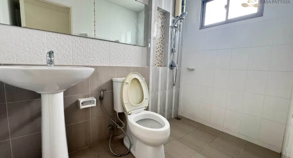 Продажа 4 спальни дом в Si Racha, Чонбури