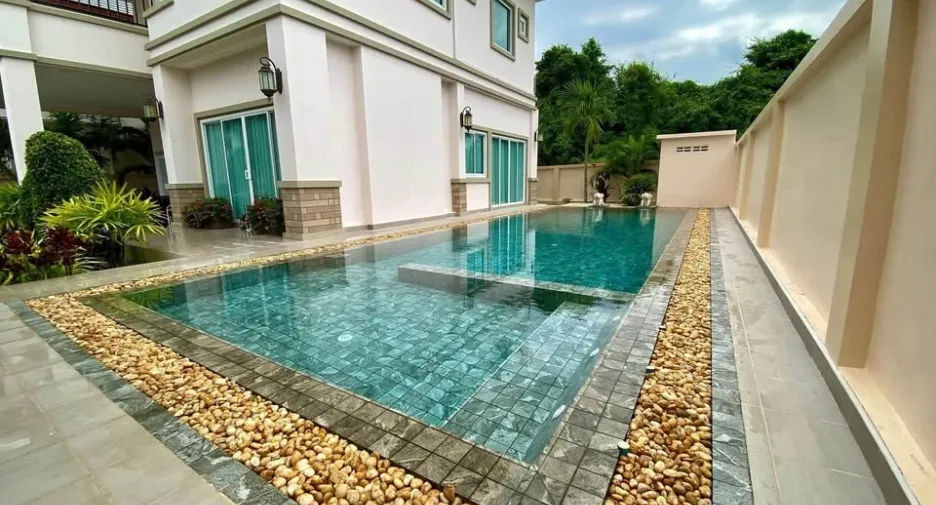 For sale 4 bedrooms villa in Huay Yai, Pattaya