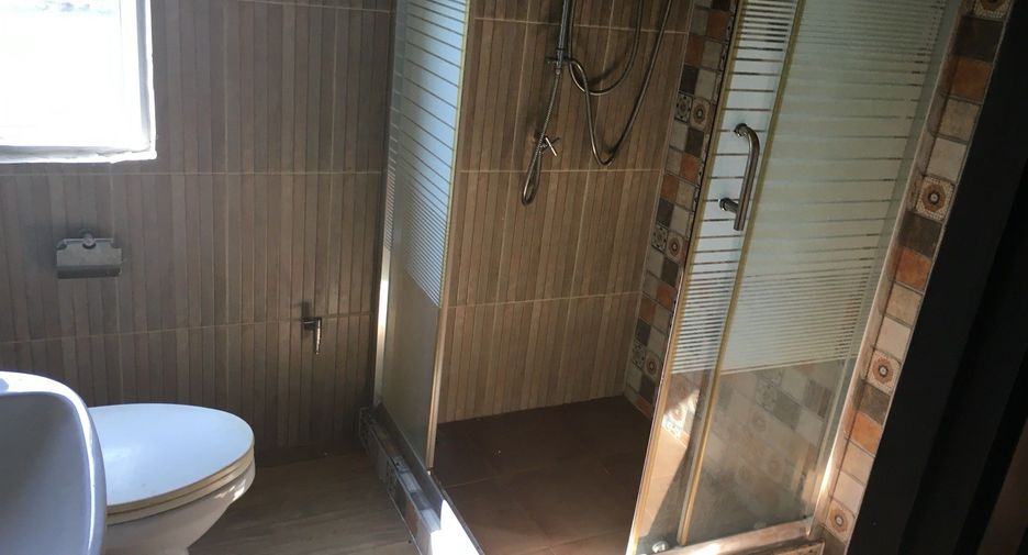 Local comercial en alquiler de 8 habitaciones en Saraphi, Chiang Mai