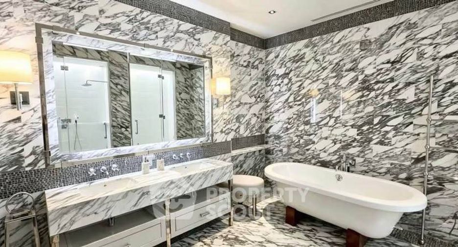 For sale 2 ベッドルーム condo in Sathon, Bangkok