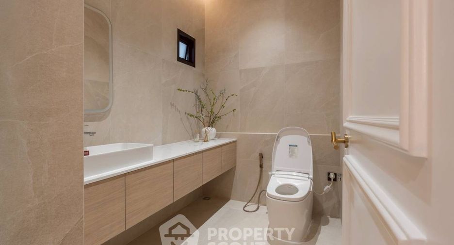 Haus zur Miete und zum Kauf mit 5 Zimmer in Phra Khanong, Bangkok