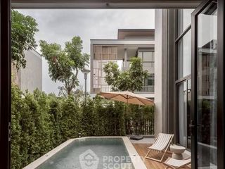 Haus zur Miete und zum Kauf mit 5 Zimmer in Phra Khanong, Bangkok
