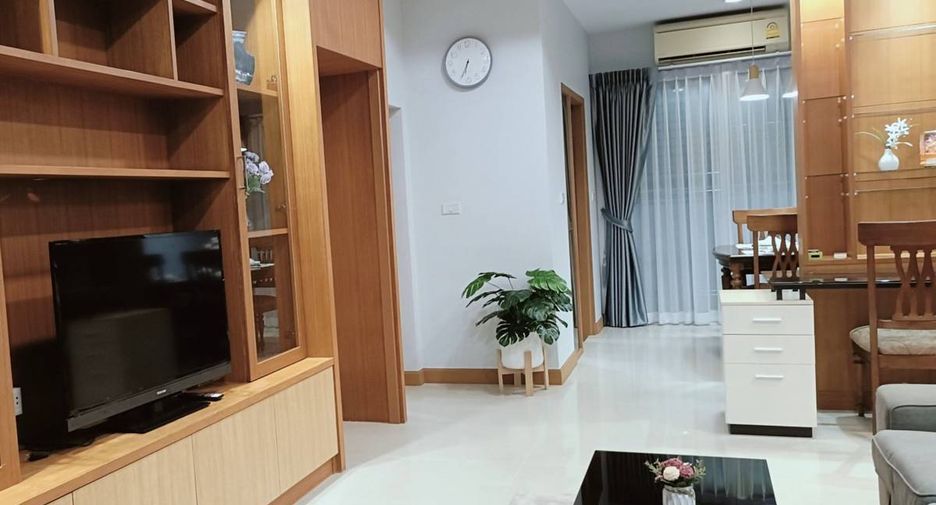 Casa adosada en alquiler de 3 habitaciones en Lat Krabang, Bangkok