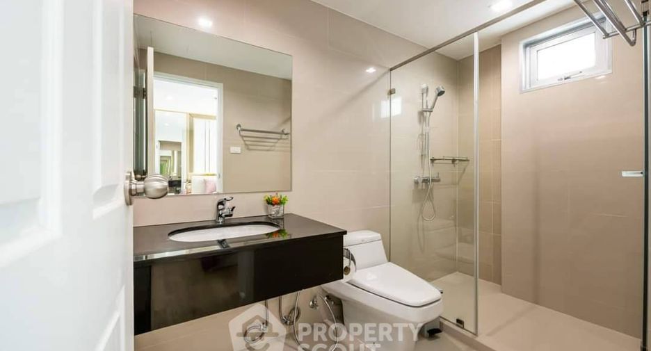 Wohnung zur Miete mit 3 Zimmer in Huai Khwang, Bangkok
