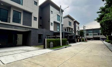 Casa adosada en alquiler de 4 habitaciones en Khan Na Yao, Bangkok