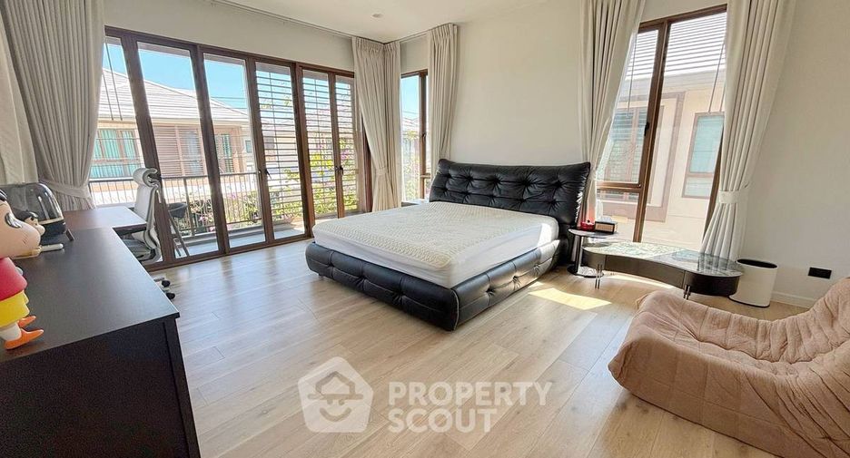 For rent 4 bedrooms house in Bang Kapi, Bangkok