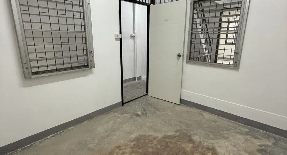 For rent 12 bedrooms retail Space in Bang Kapi, Bangkok