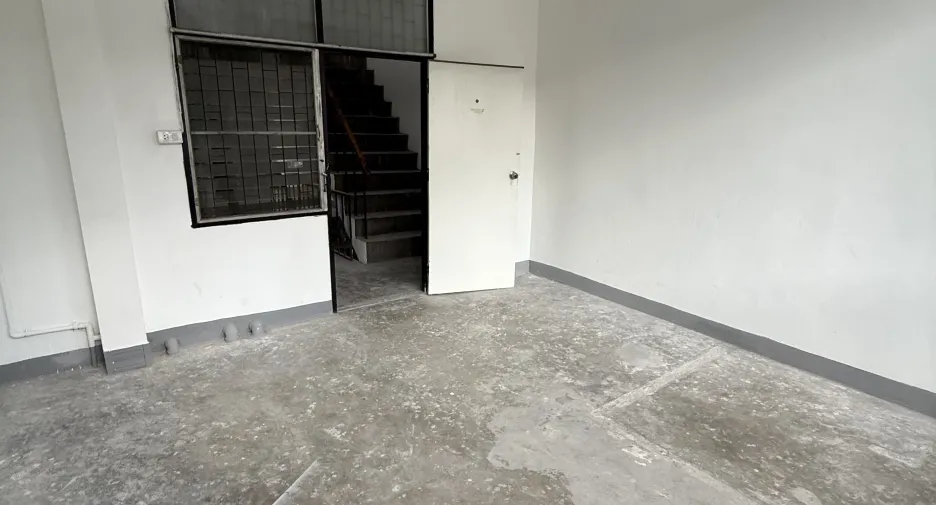 For rent 12 bedrooms retail Space in Bang Kapi, Bangkok