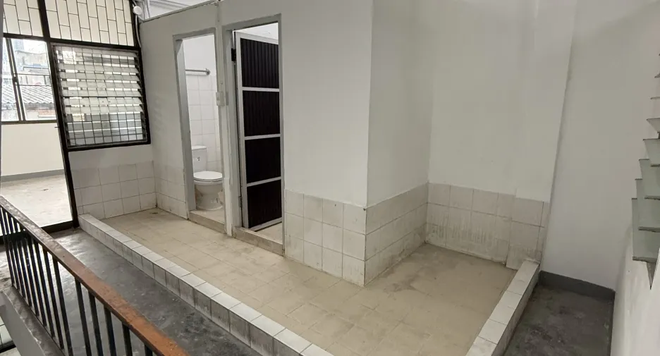 For rent 12 bedrooms retail Space in Bang Kapi, Bangkok