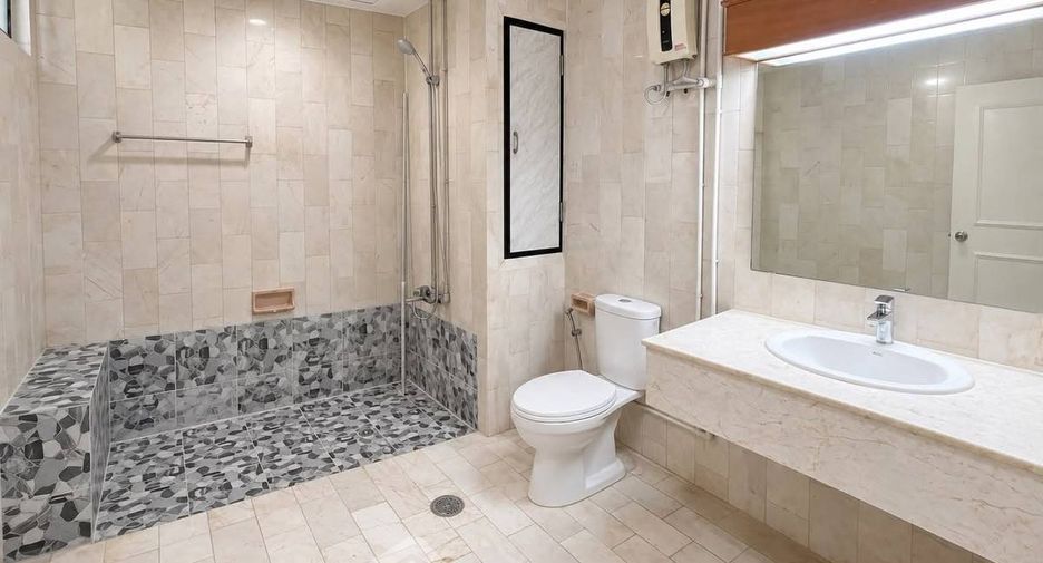 Condo en alquiler de 3 habitaciones en Watthana, Bangkok