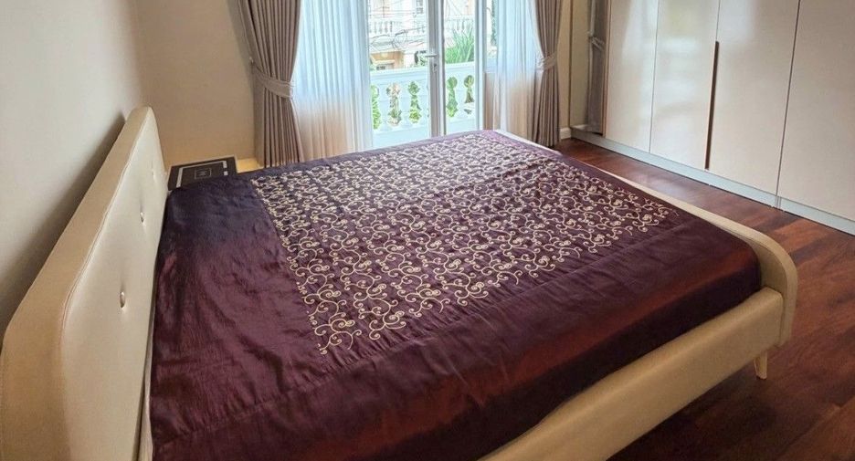 For rent 2 bedrooms townhouse in Phra Khanong, Bangkok