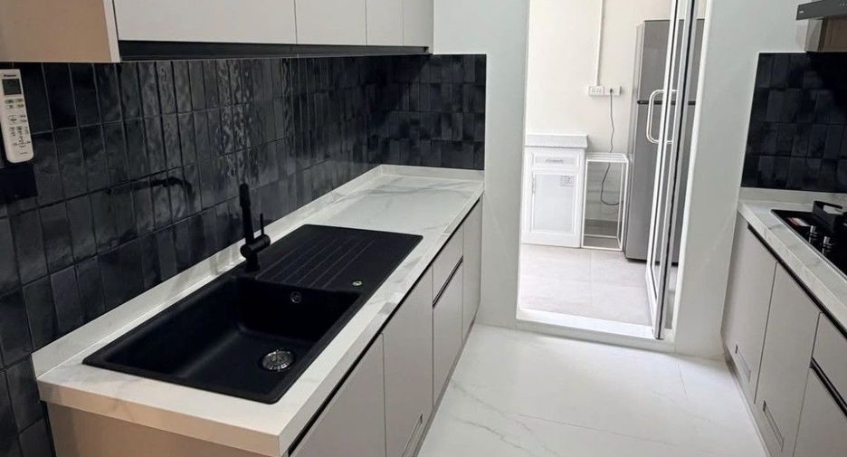 For rent 2 bedrooms townhouse in Phra Khanong, Bangkok