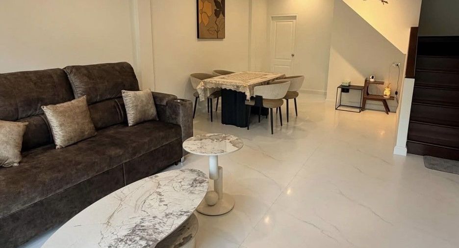 For rent 2 bedrooms townhouse in Phra Khanong, Bangkok