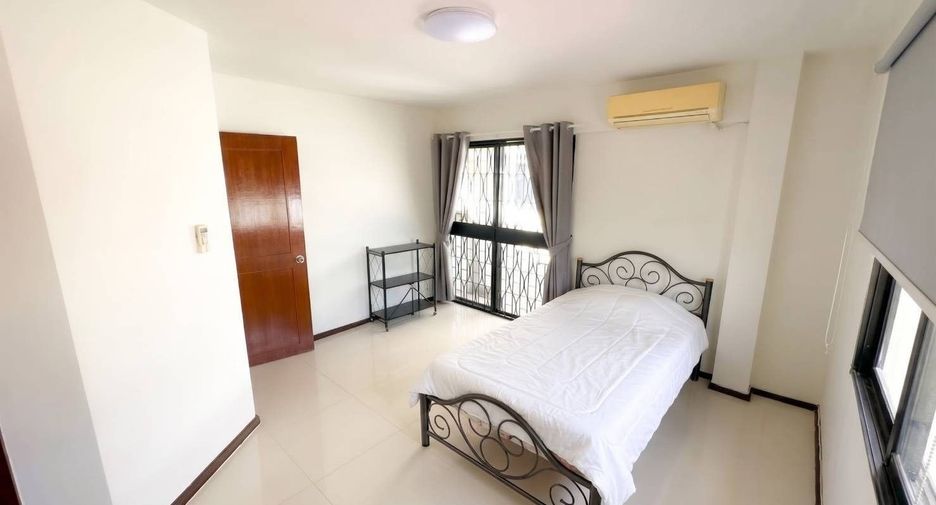 For rent 4 bedrooms townhouse in Phra Khanong, Bangkok