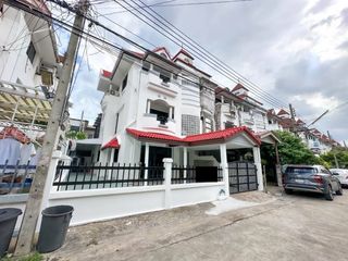 For rent 4 bedrooms townhouse in Phra Khanong, Bangkok