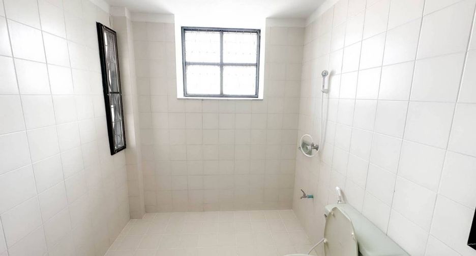 For rent 4 bedrooms townhouse in Phra Khanong, Bangkok