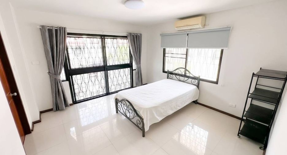 For rent 4 bedrooms townhouse in Phra Khanong, Bangkok
