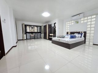 For rent 4 bedrooms townhouse in Phra Khanong, Bangkok