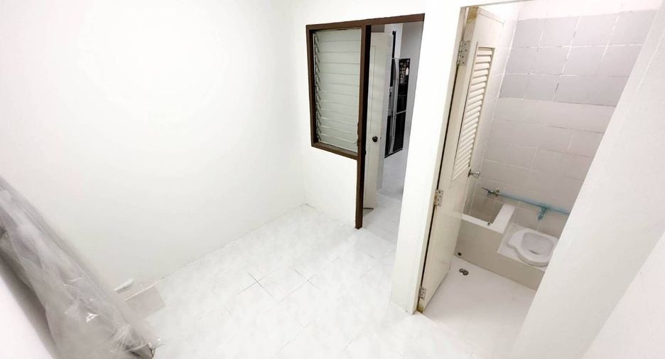 For rent 4 bedrooms townhouse in Phra Khanong, Bangkok
