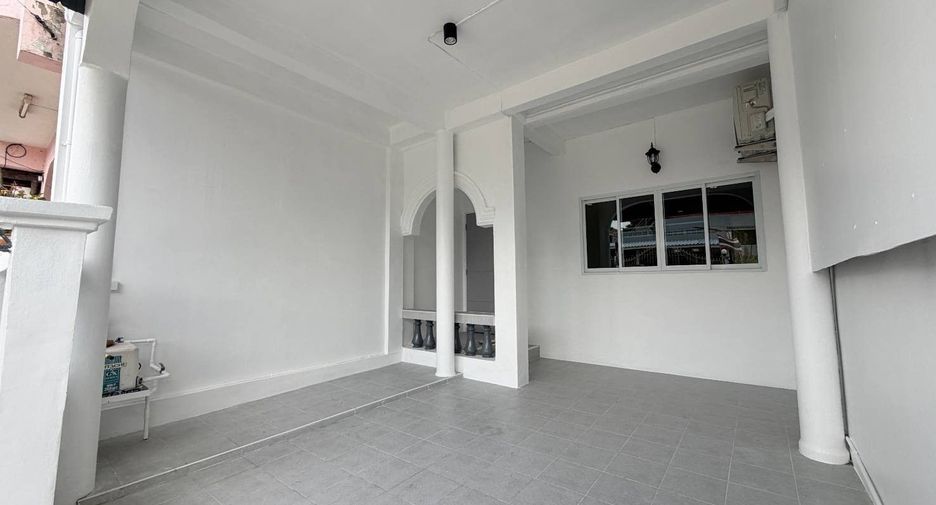 For rent 3 bedrooms townhouse in Phra Khanong, Bangkok