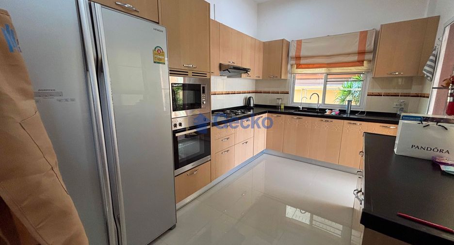 Casa en alquiler de 3 habitaciones en Bang Lamung, Chonburi