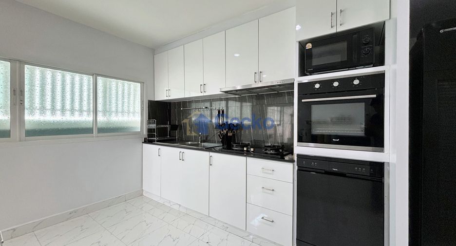 Casa en alquiler de 3 habitaciones en Bang Lamung, Chonburi