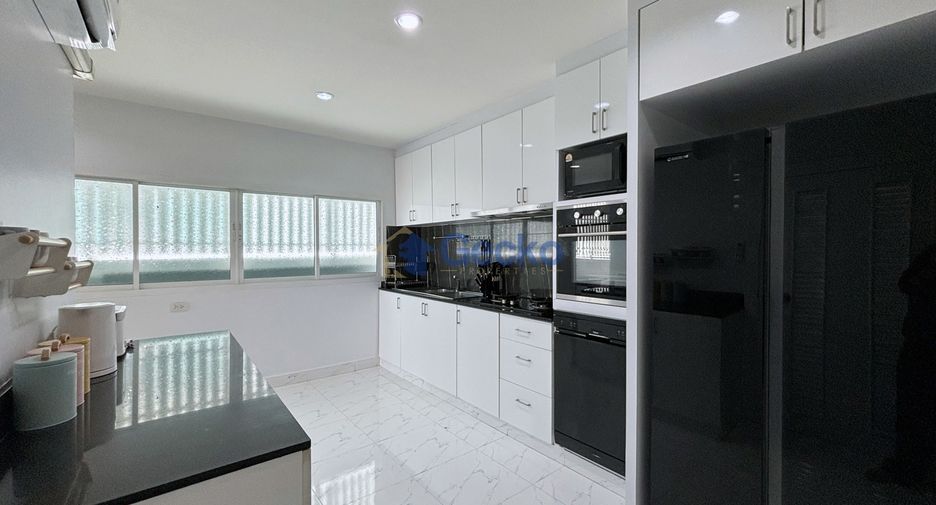 Casa en alquiler de 3 habitaciones en Bang Lamung, Chonburi