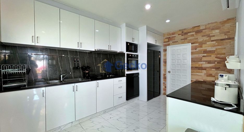 Casa en alquiler de 3 habitaciones en Bang Lamung, Chonburi