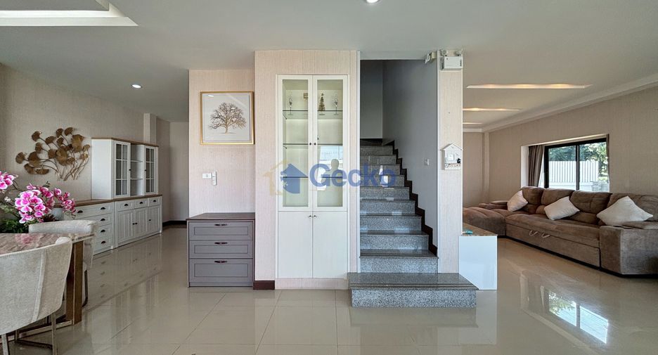 Casa en alquiler de 3 habitaciones en Bang Lamung, Chonburi