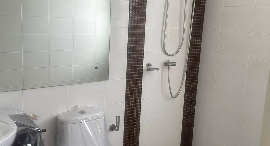 For rent 3 bedrooms townhouse in Bang Kapi, Bangkok