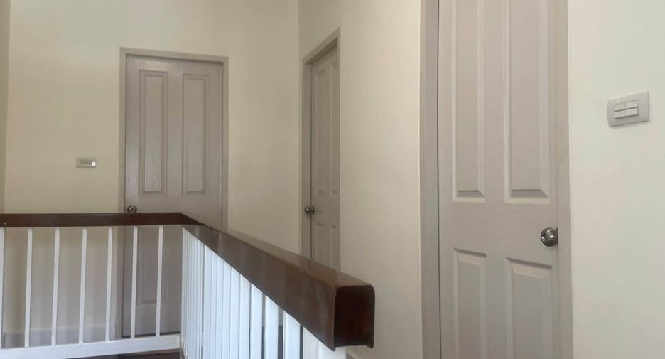 For rent 3 bedrooms townhouse in Bang Kapi, Bangkok