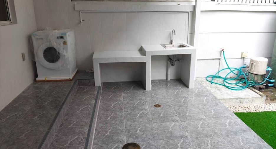 For rent 3 bedrooms townhouse in Bang Kapi, Bangkok