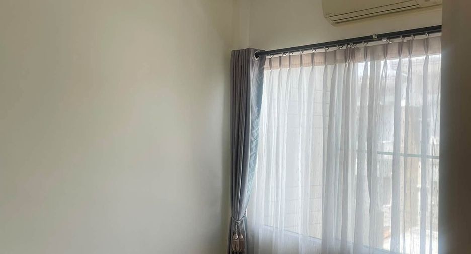 For rent 3 bedrooms townhouse in Bang Kapi, Bangkok