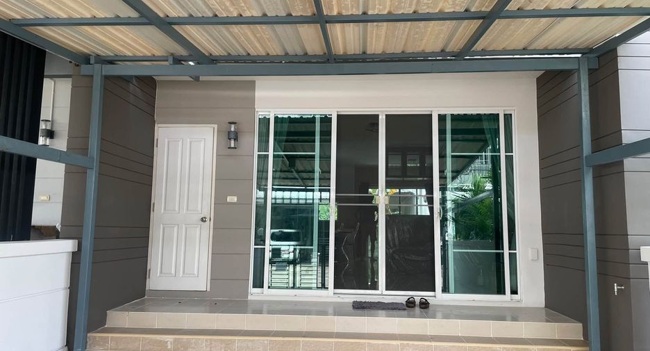 For rent 3 bedrooms townhouse in Bang Kapi, Bangkok