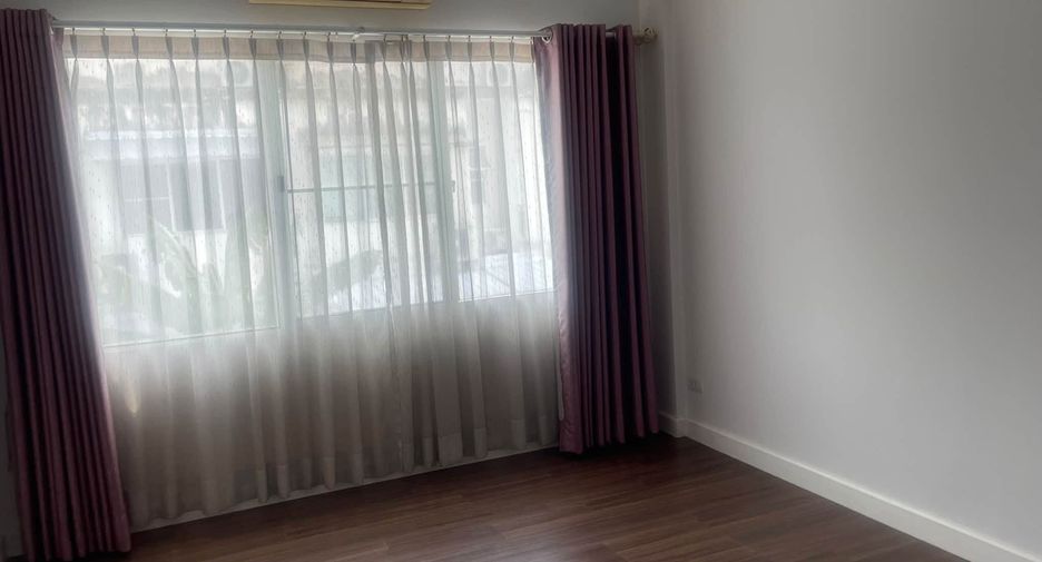 For rent 3 bedrooms townhouse in Bang Kapi, Bangkok