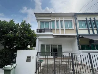 Casa adosada en venta de 3 habitaciones en Mueang Samut Prakan, Samut Prakan