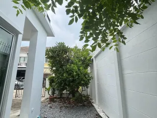 Casa adosada en venta de 3 habitaciones en Mueang Samut Prakan, Samut Prakan