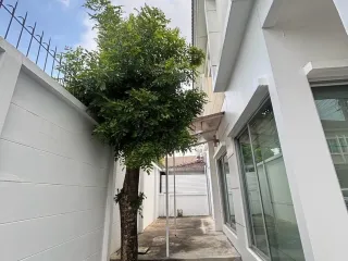 Casa adosada en venta de 3 habitaciones en Mueang Samut Prakan, Samut Prakan