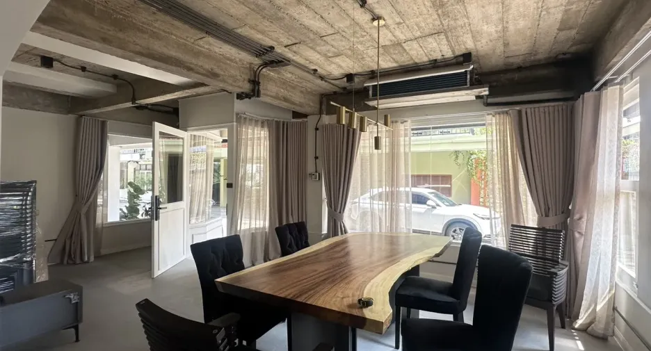 Gewerbefläche zur Miete mit 3 Zimmer in Watthana, Bangkok