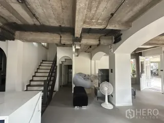 Gewerbefläche zur Miete mit 3 Zimmer in Watthana, Bangkok