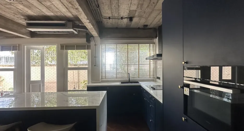Gewerbefläche zur Miete mit 3 Zimmer in Watthana, Bangkok