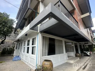 Gewerbefläche zur Miete mit 3 Zimmer in Watthana, Bangkok