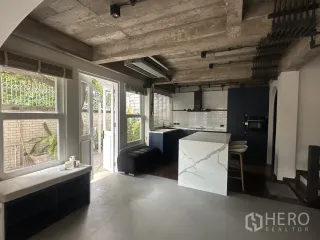 Gewerbefläche zur Miete mit 3 Zimmer in Watthana, Bangkok
